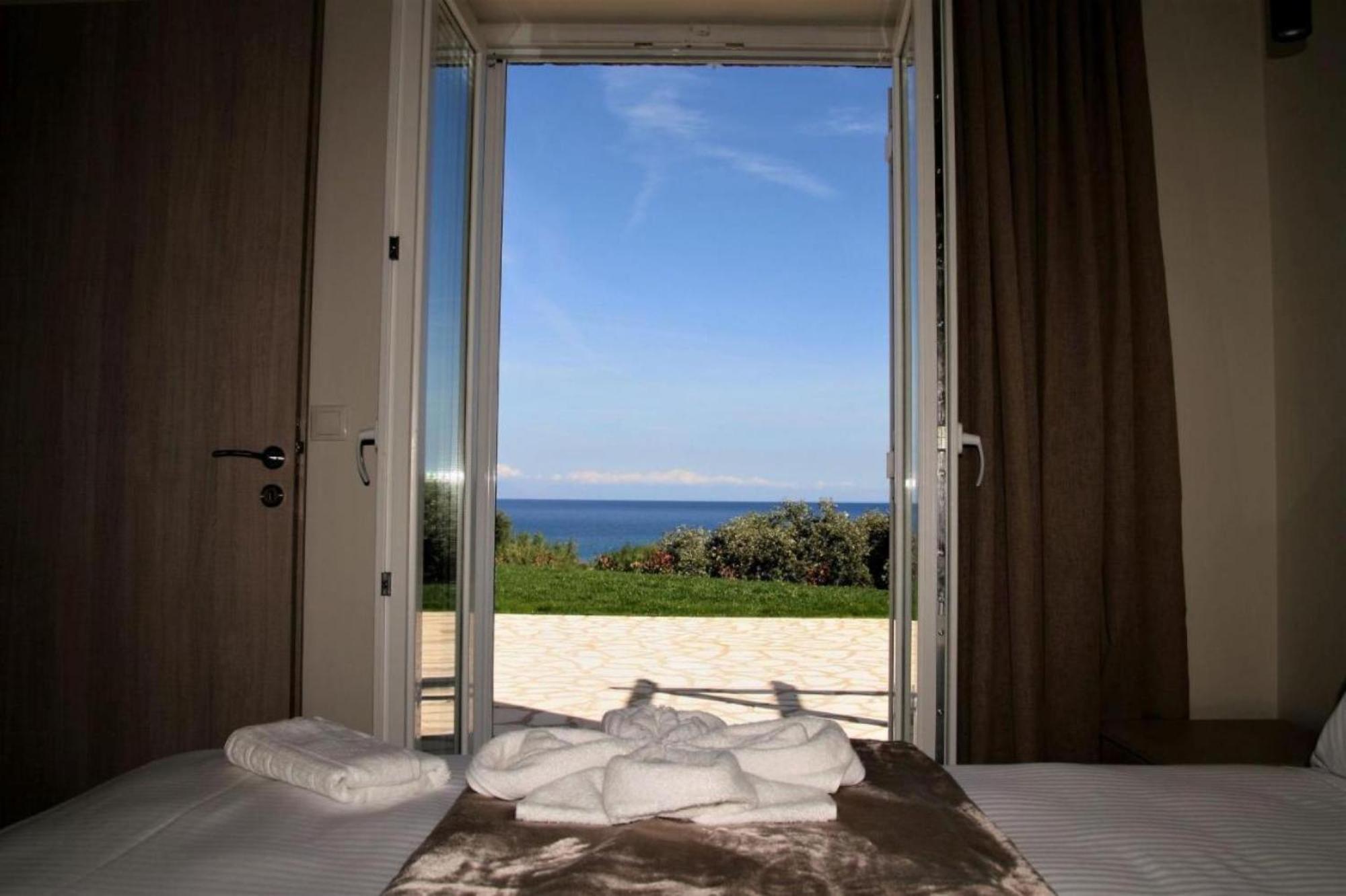 Stone Bay Houses In Messinia Kalamaki Beach Area Chrani Luaran gambar